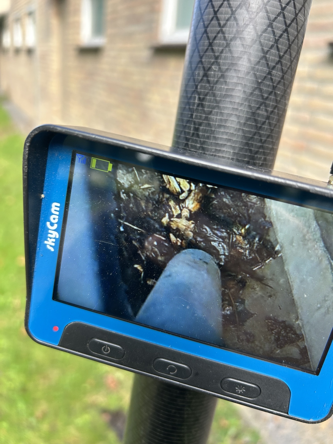 Inspectiecamera toont bladeren in de dakgoot